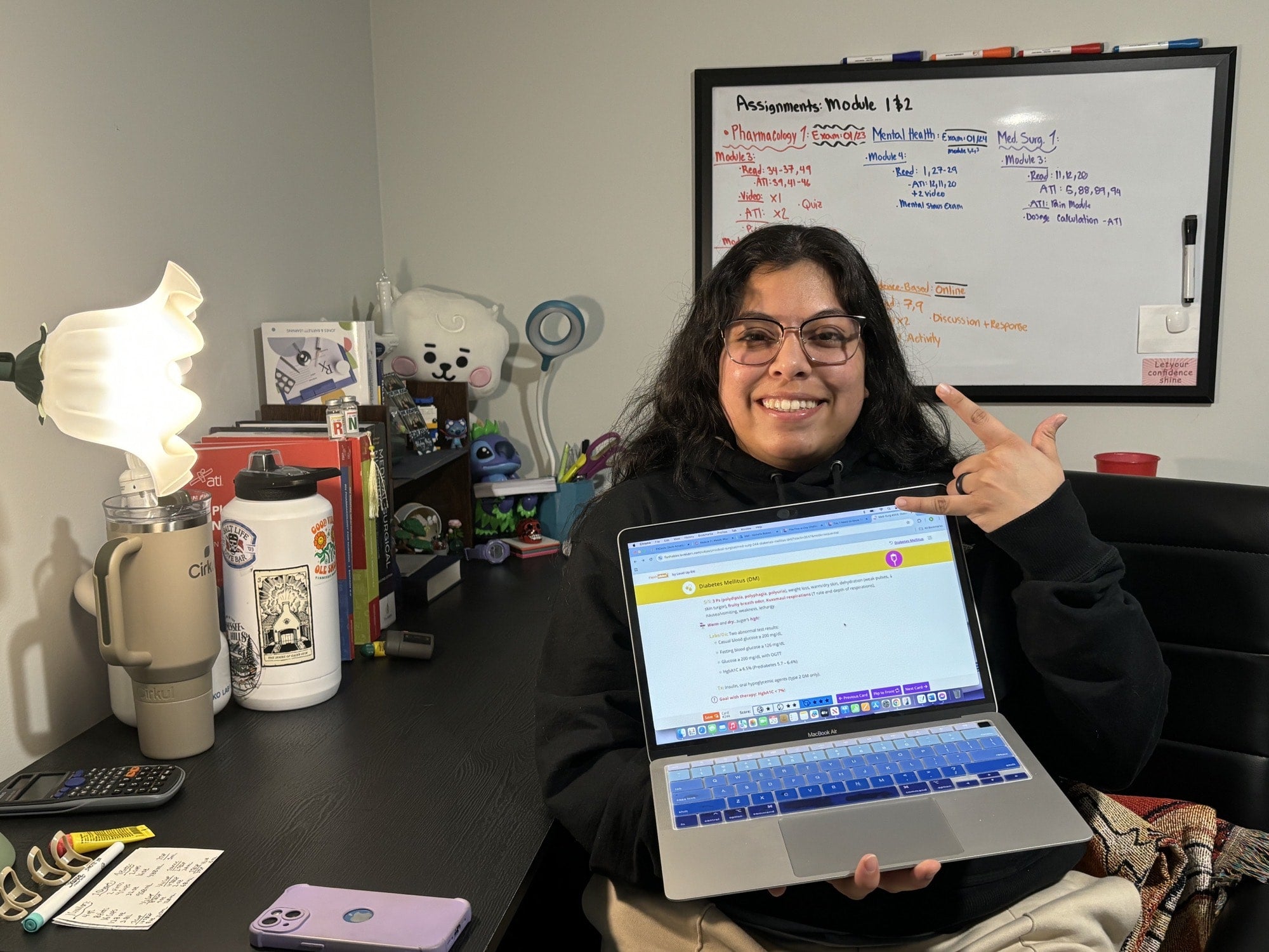 Nichelle chilling at her desk using Flashables